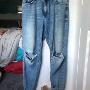Jeans with knee rips